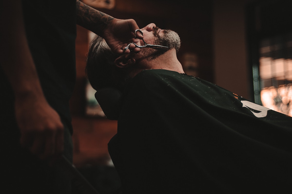 Skäggtrimning och rakning hos Peter’s Barbershop i Älvsjö